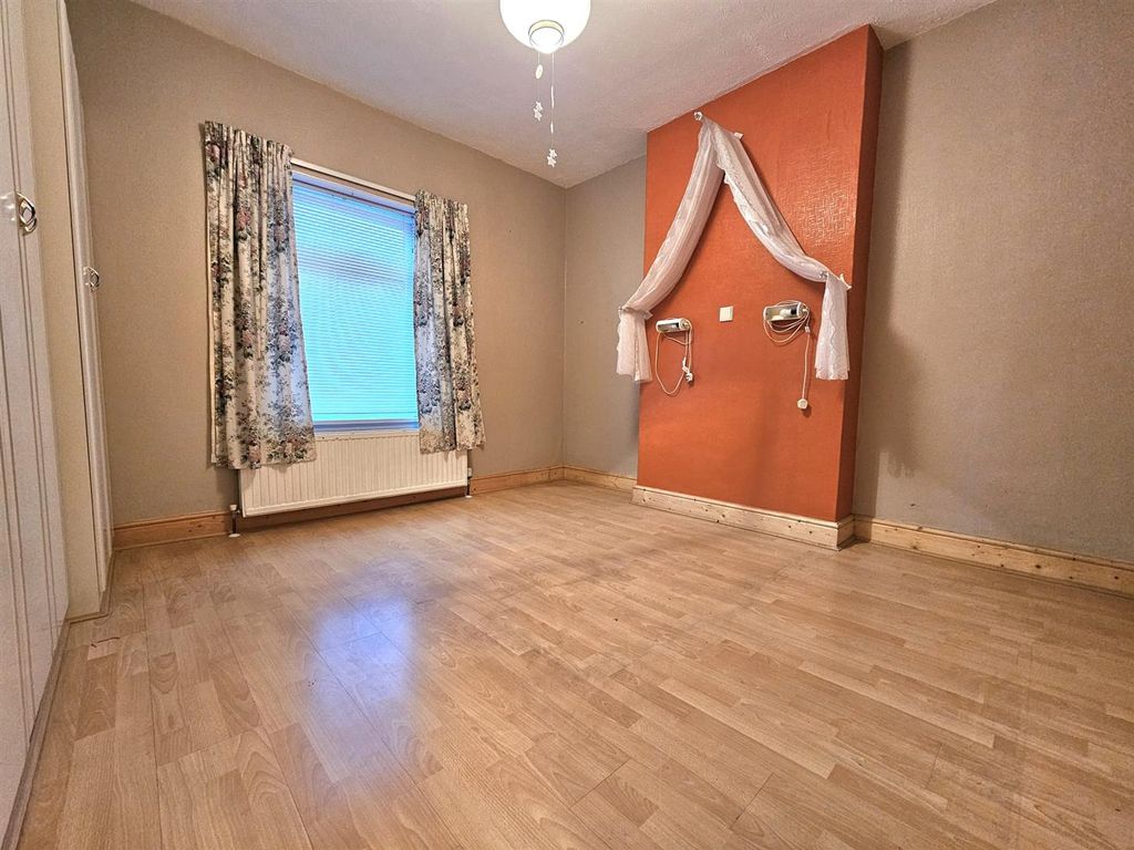 Property photo 1 of 8 Bedroom