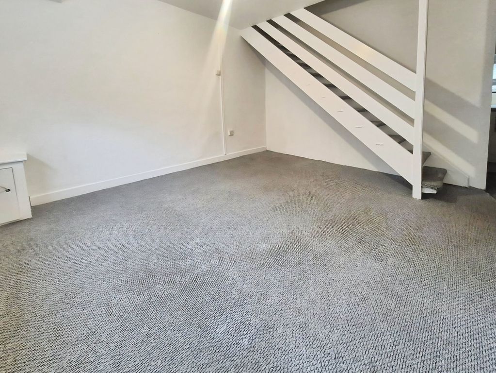 Property photo 3 of 10 456F00B6-Living 20Room 20 281 29