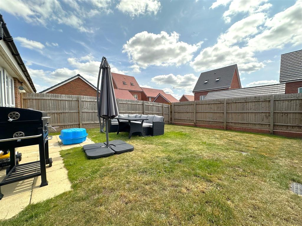 Property photo 3 of 20 Well-Appointed Garden 208