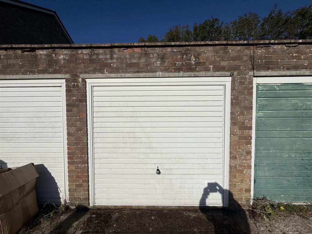 Property photo 1 of 2 01323 438506