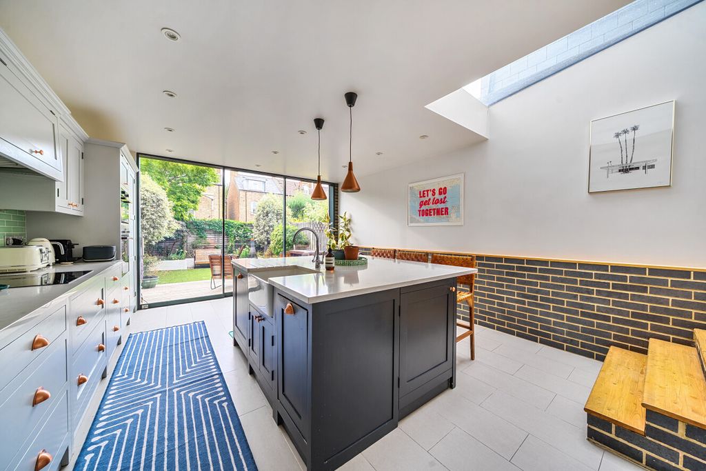 Property photo 2 of 16 8-6A84931d96476-1...