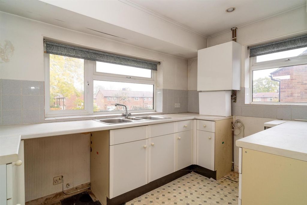 Property photo 3 of 8 Kitchen