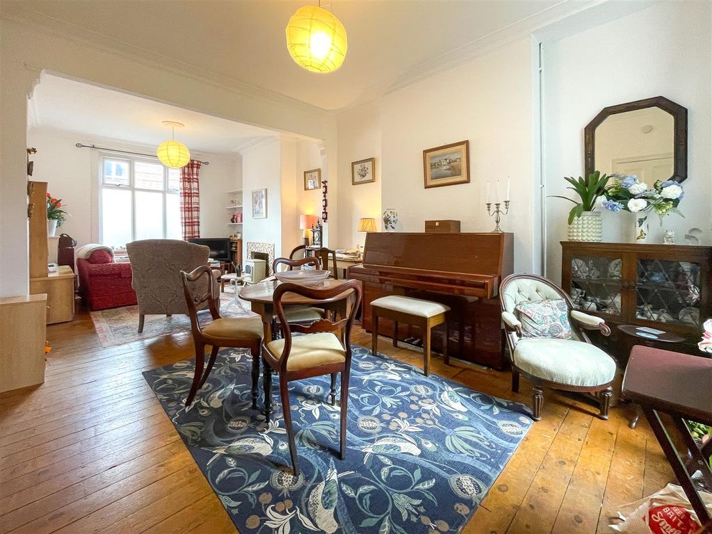 Property photo 2 of 33 Through Lounge