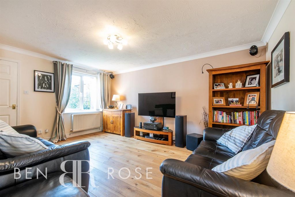 Property photo 3 of 24 Lounge