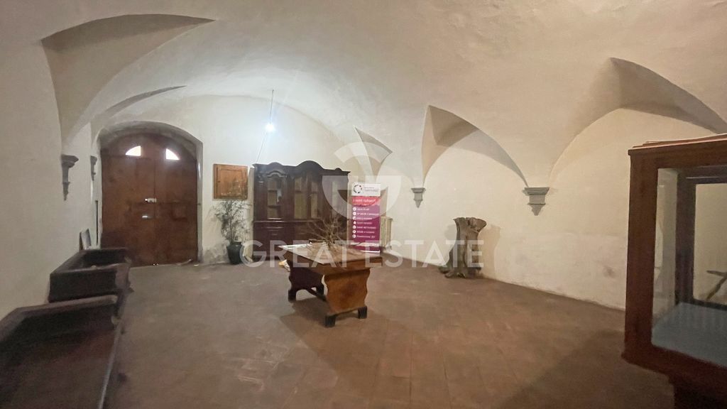 Property photo 2 of 40 Interiors