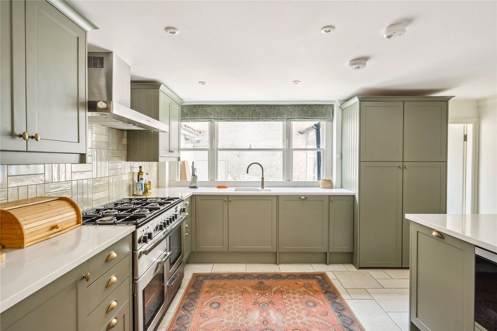 Property photo 3 of 18 Kitchen