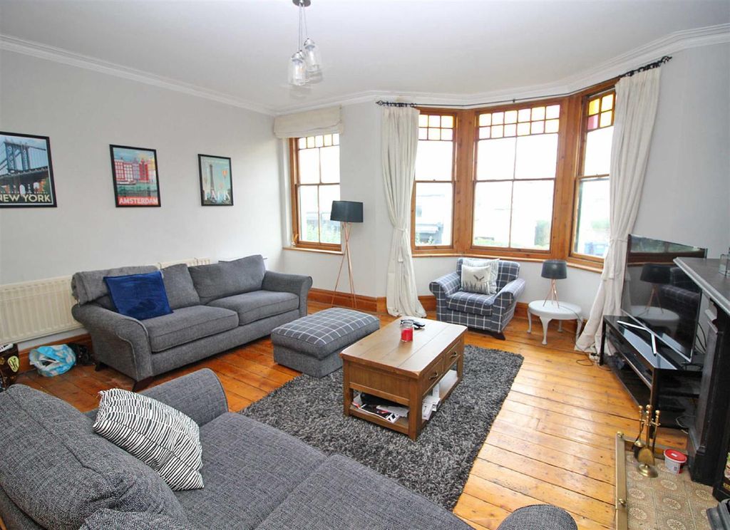Property photo 1 of 8 Lounge