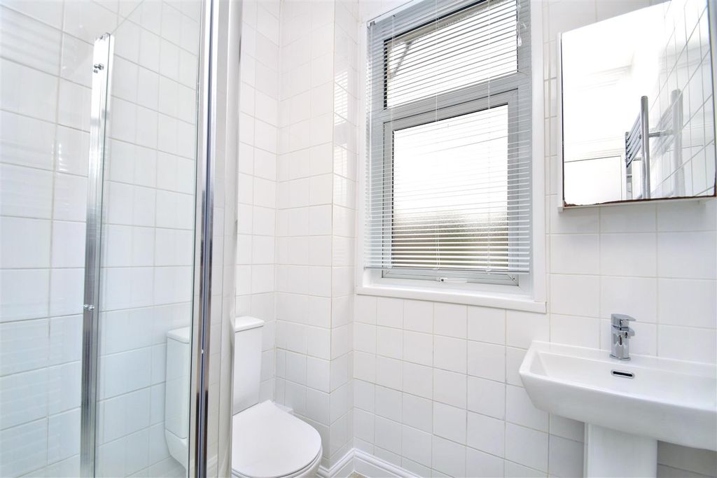 Property photo 2 of 8 Bathroom