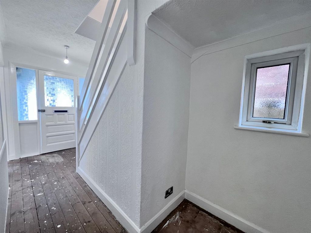 Property photo 3 of 19 Hallway Alt.Jpg