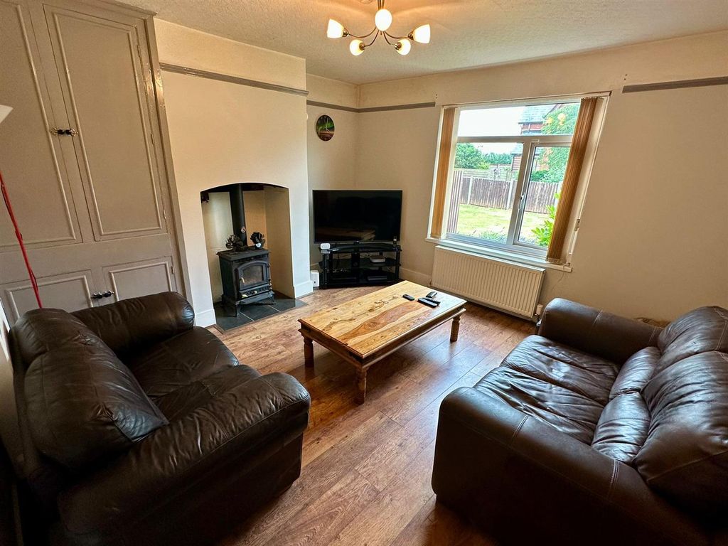 Property photo 3 of 14 Lounge