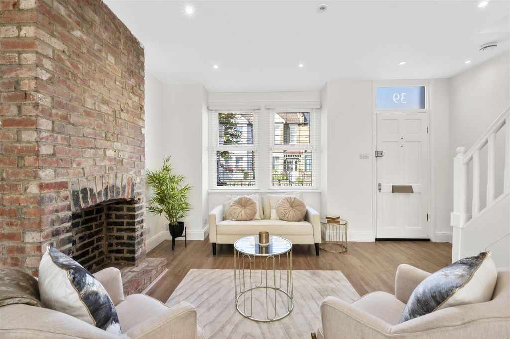 Property photo 2 of 22 39 Aston Road,6.Jpg