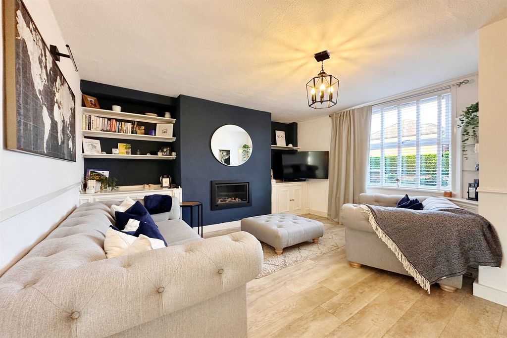 Property photo 2 of 18 Lounge