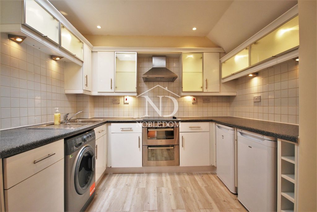Property photo 1 of 12 Two Bedroom Flat In Hounslow