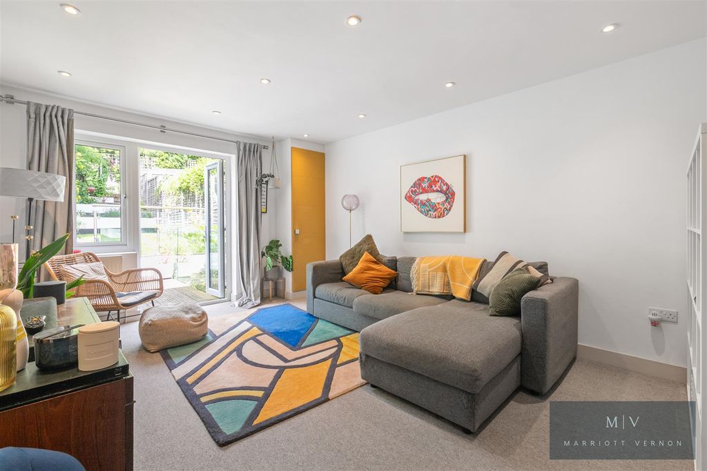 Property photo 3 of 18 Croham Road 45 F2 MV-10.Jpg