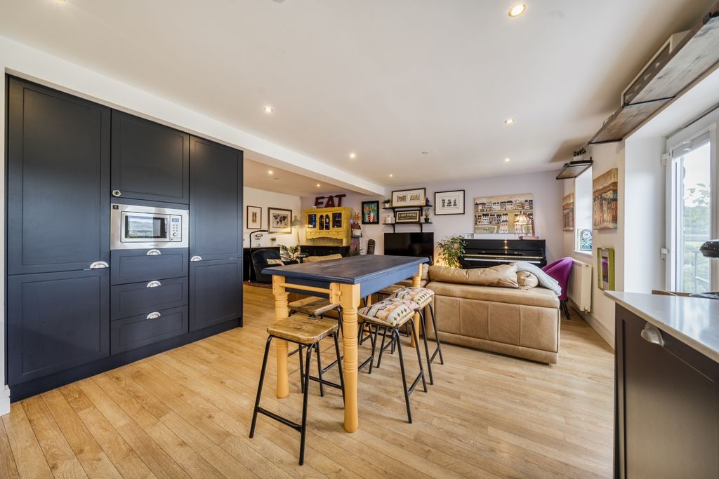 Property photo 2 of 16 1332941-13-688A1d3342768