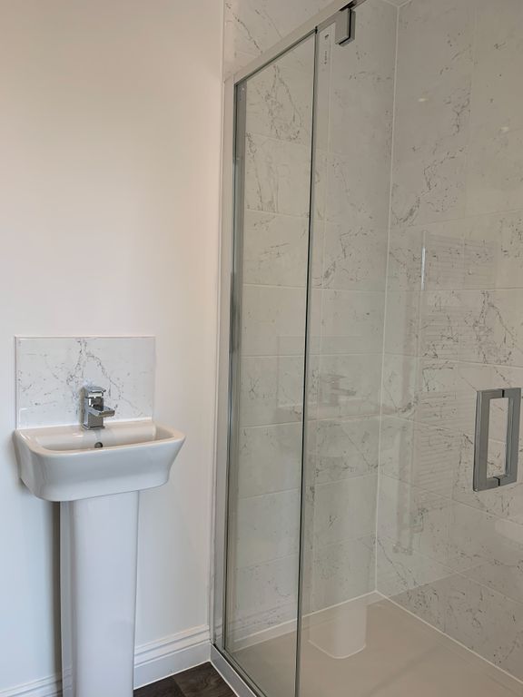 Property photo 3 of 11 Ensuite