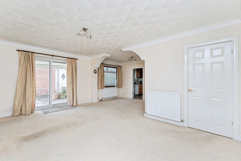 Property photo 3 of 17 Lounge/Dining Area