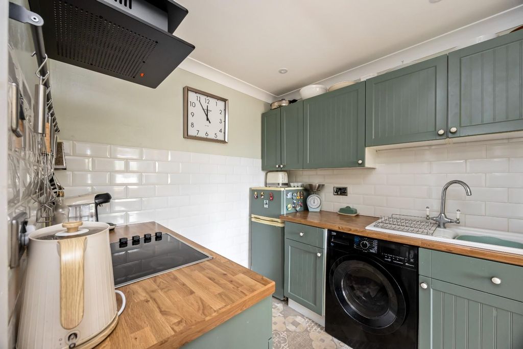 Property photo 2 of 15 Chichester Drive West, Duncan Court, 6-013.Jpg