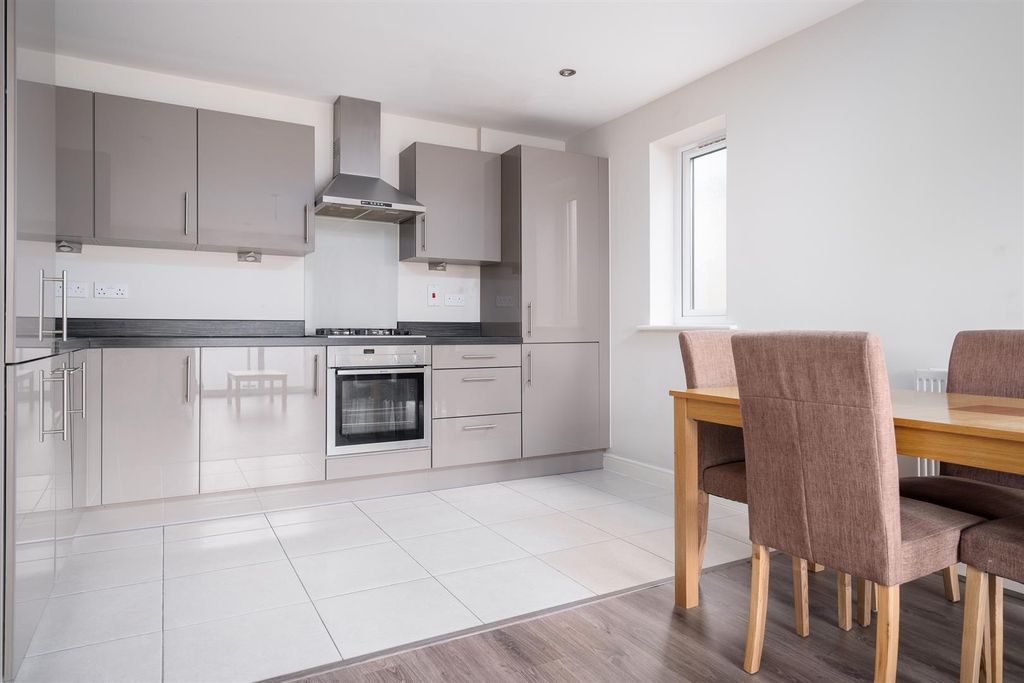 Property photo 3 of 12 Frays Court-6.Jpg