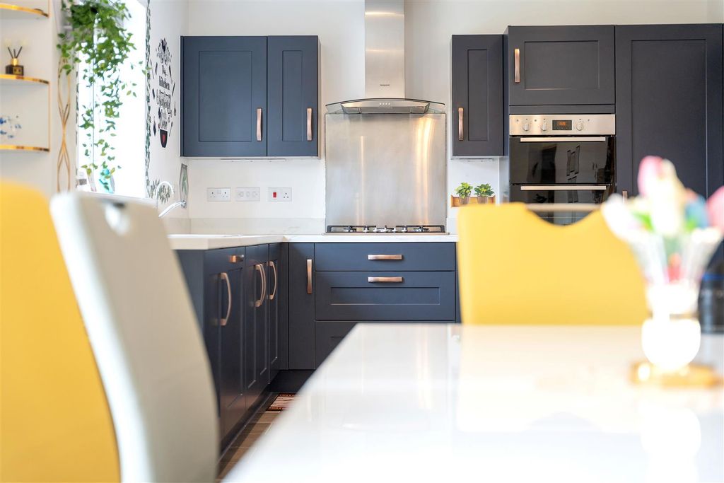 Property photo 3 of 27 27 Thistledown Cresc-10.Jpg