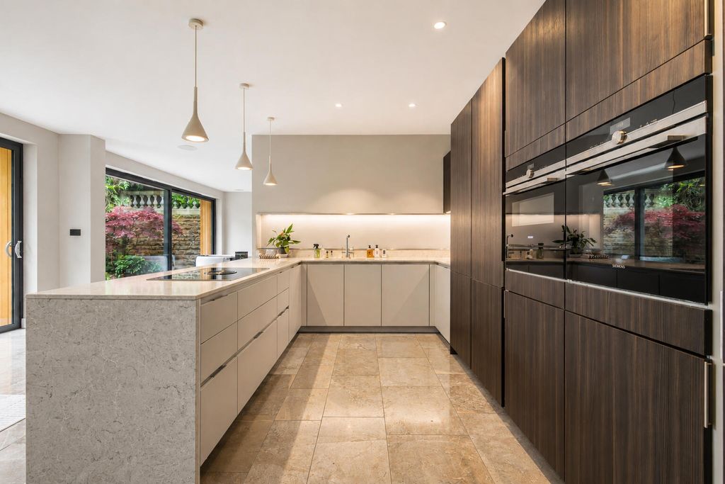 Property photo 3 of 11 Kitchen