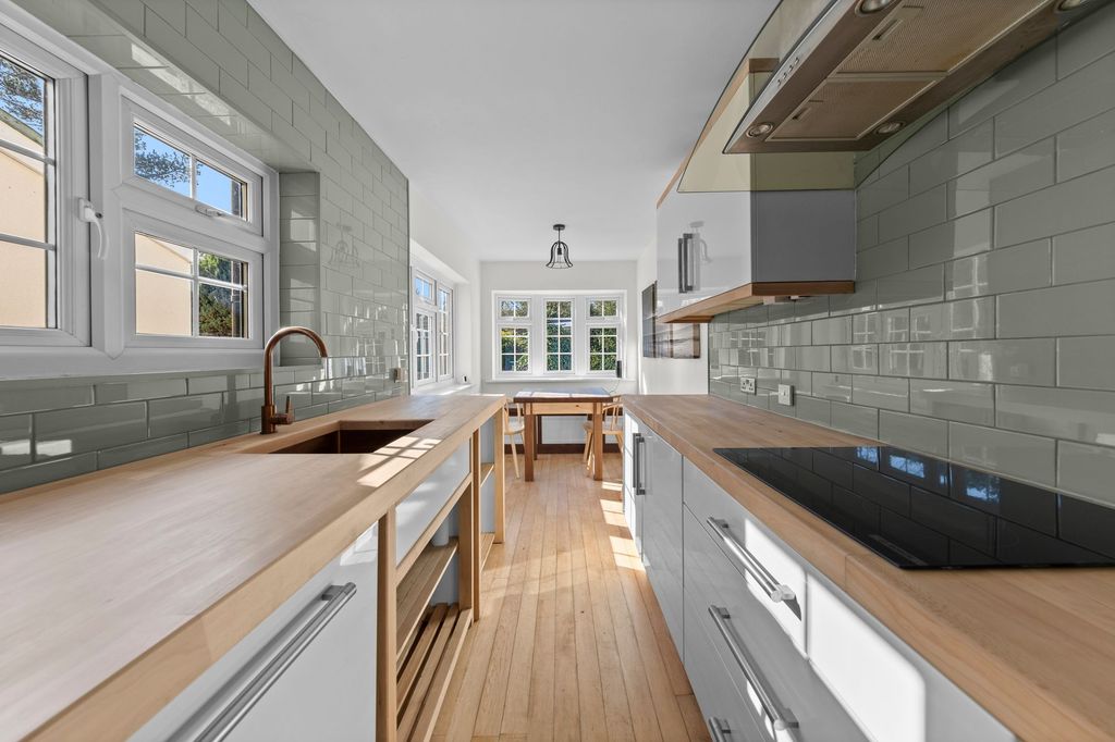 Property photo 2 of 31