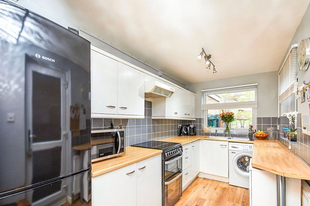 Property photo 2 of 11 Kitchen