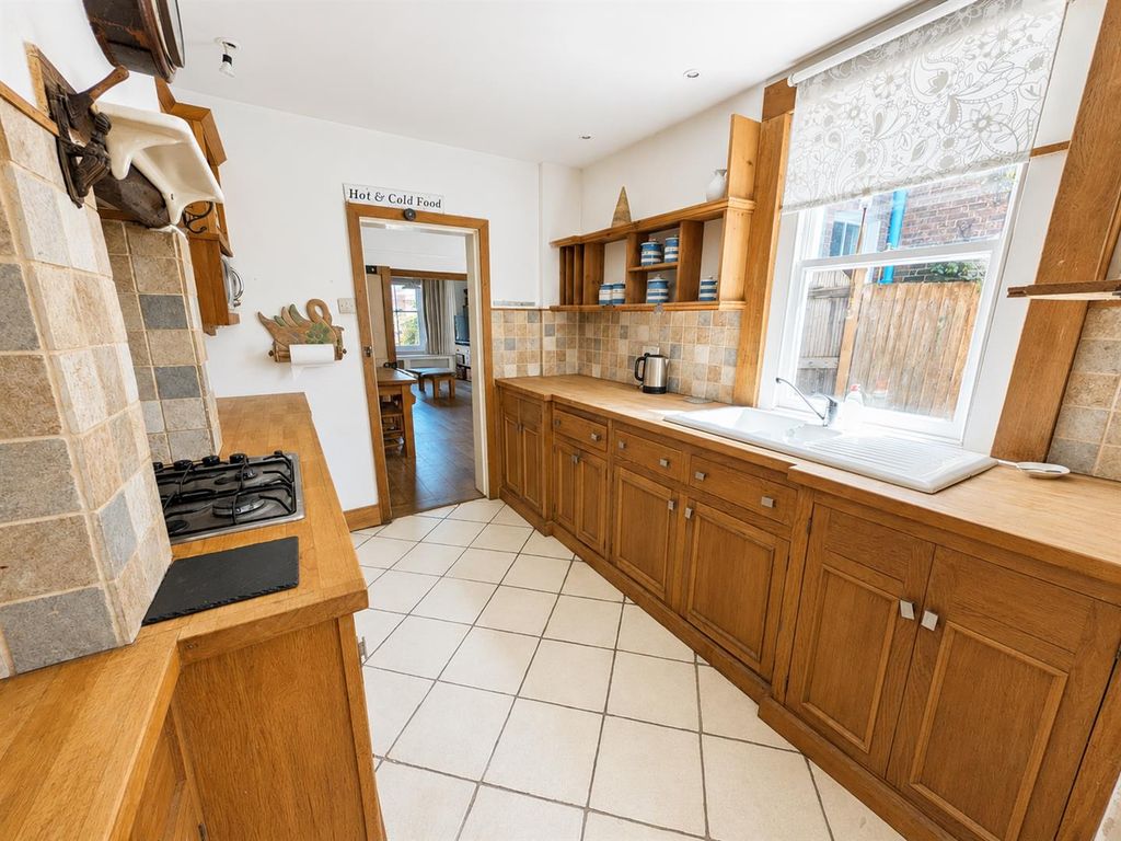 Property photo 2 of 14 8 Harcourt Road - Kitchen.Png