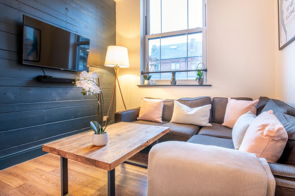 Property photo 3 of 7 Flat 8, Shoe & Boot, Living Room 2