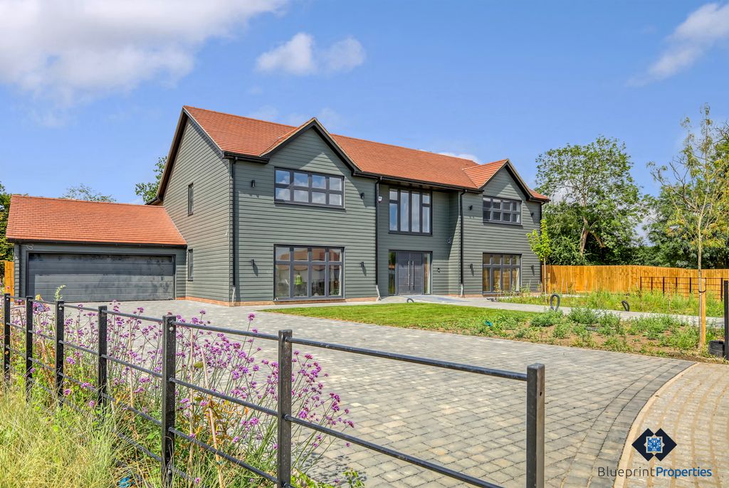 Property photo 1 of 14 4 &amp; 5 Bedroom Detached Homes