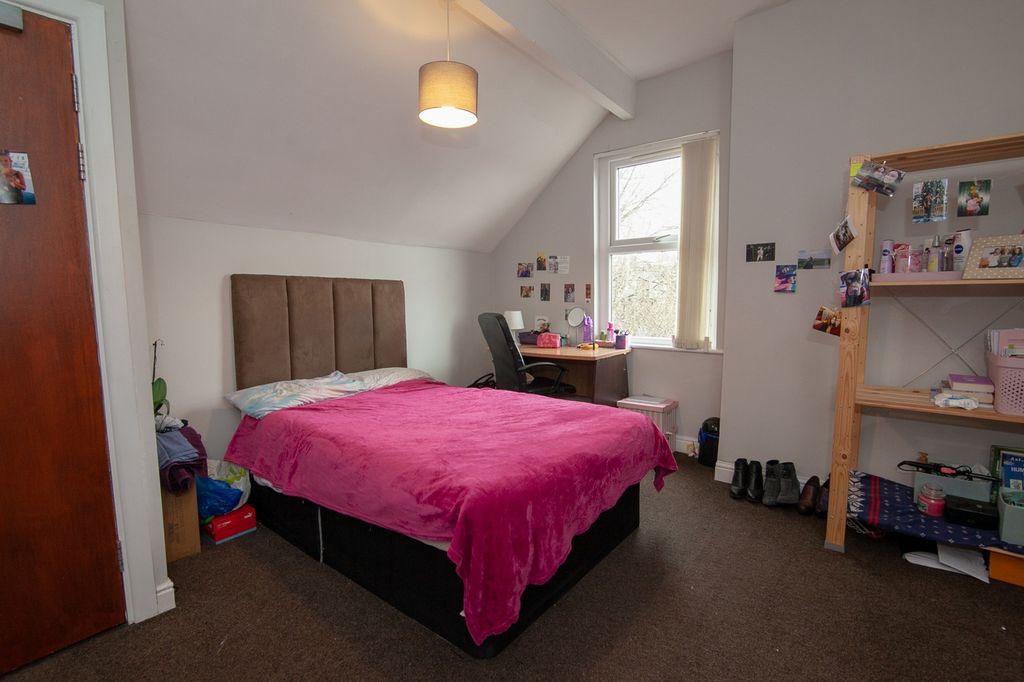 Property photo 2 of 5 Cozy Double Bedroom Featuring A Comfortable Bed, A...