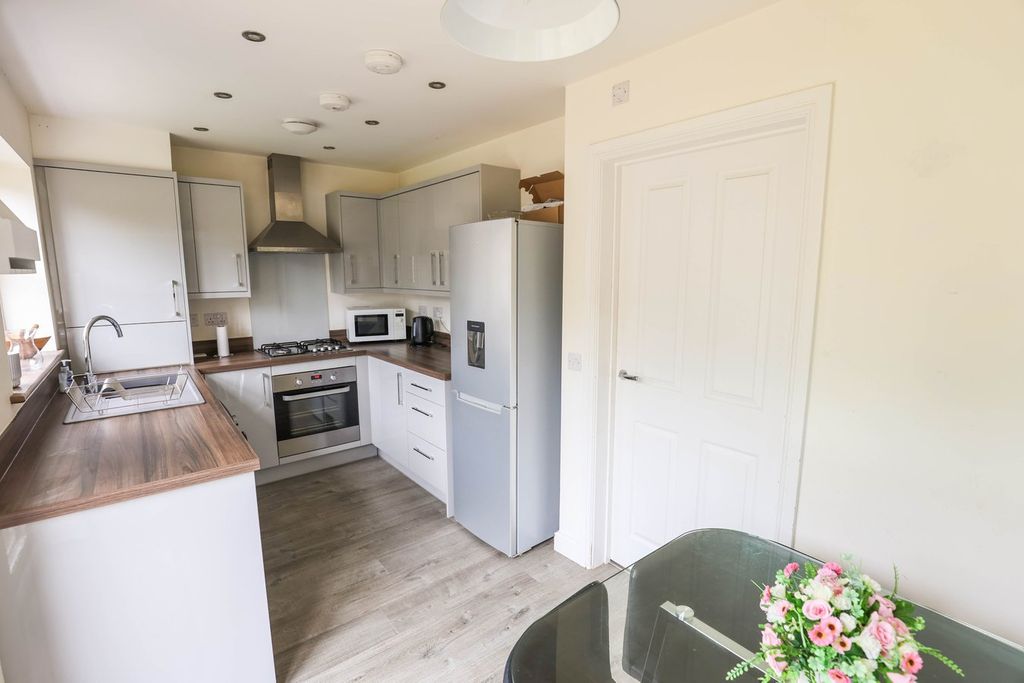Property photo 3 of 14 Dining Kitchen