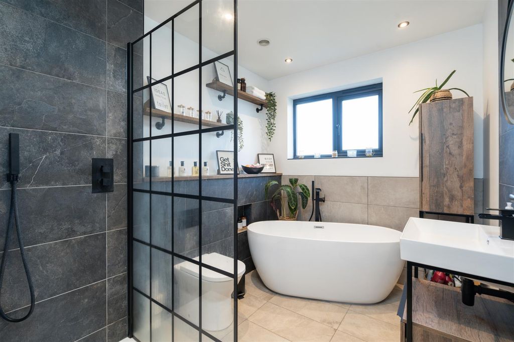 Property photo 2 of 13 6A Newlands Road_3.Jpg