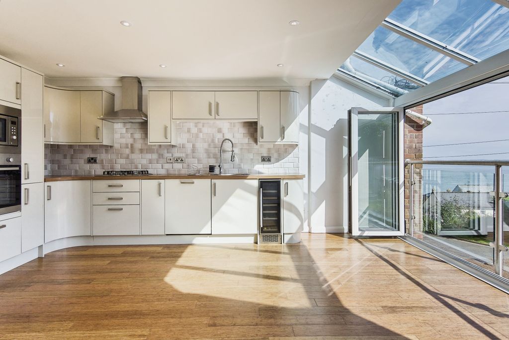Property photo 1 of 11 2 Kitchen