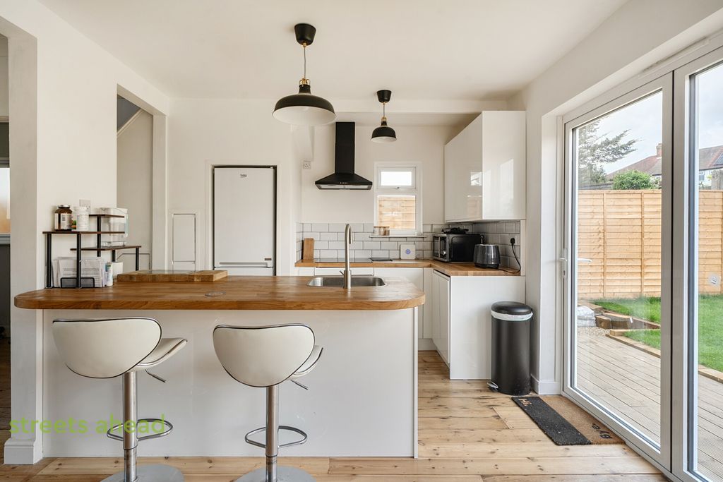 Property photo 3 of 19 d9Eea588-7528-4F2...