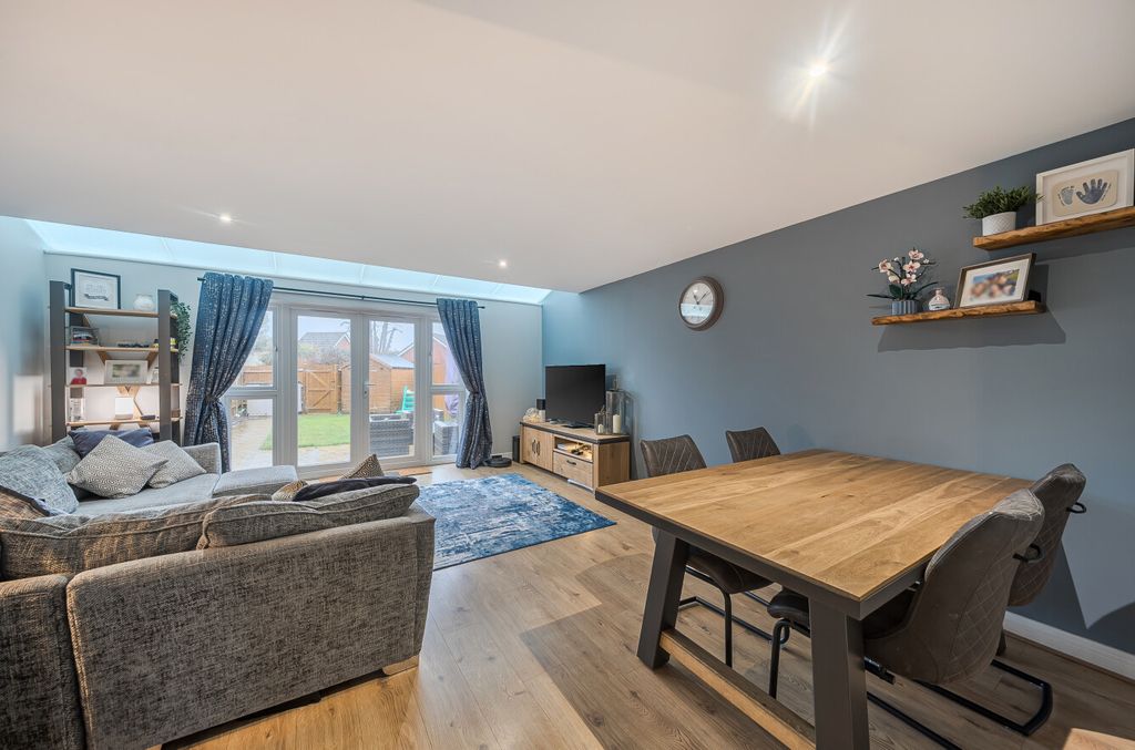 Property photo 2 of 13 1403780-25-6970c6...