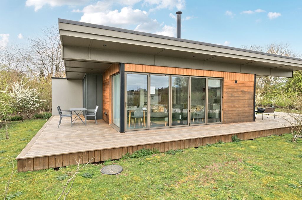Property photo 1 of 12 1432238-18-69c2B3...