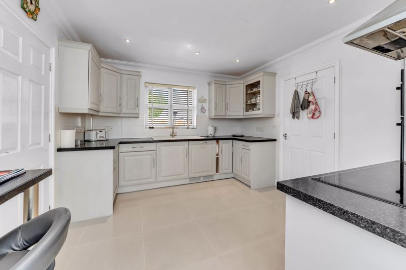 Property photo 2 of 24 Kitchen/Breakfast Room