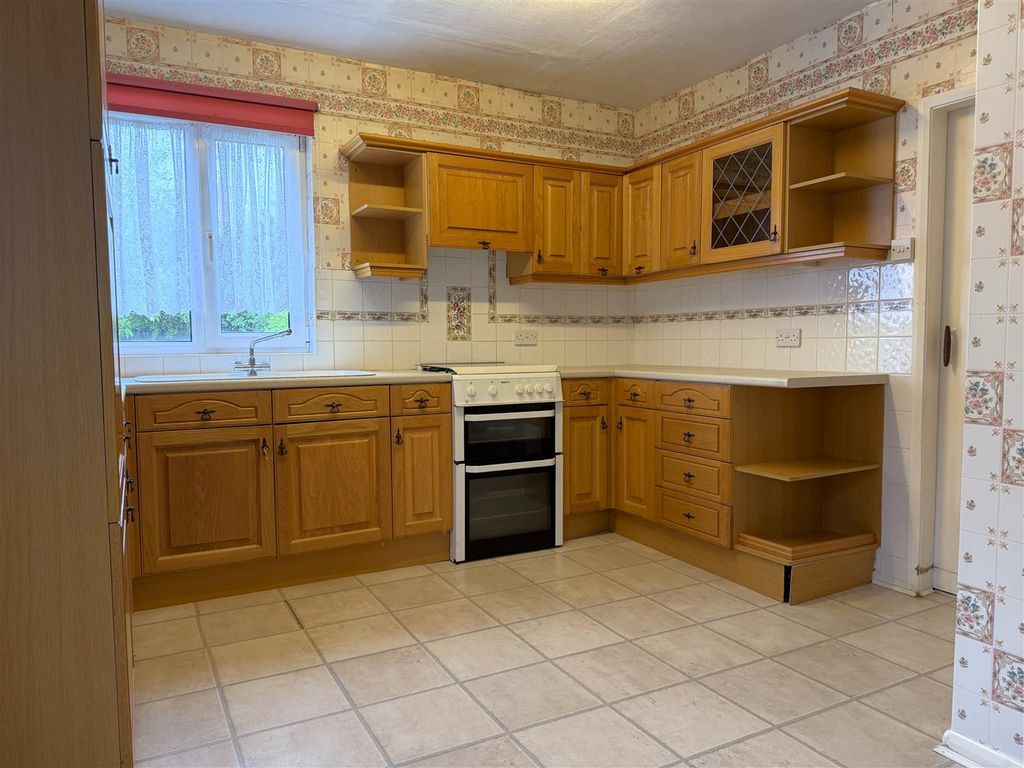 Property photo 2 of 17 Fitted Kitchen 535