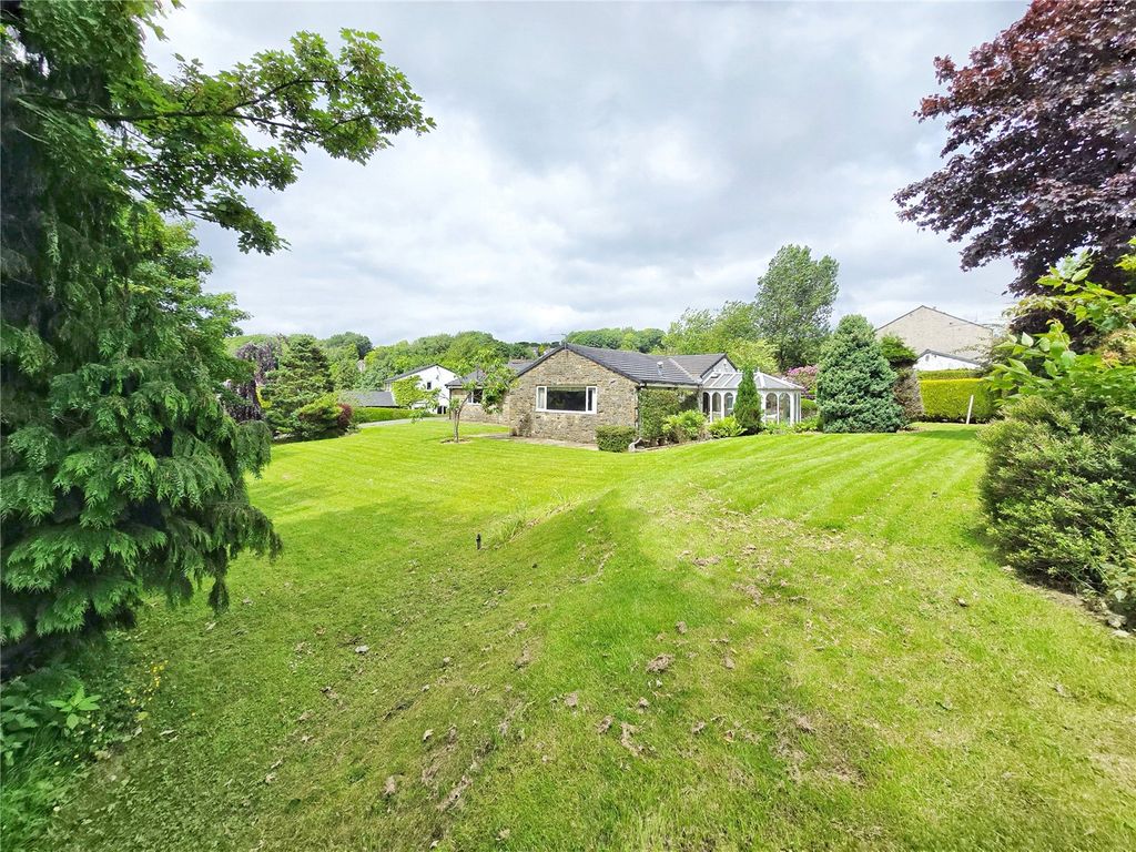 Property photo 2 of 18 0.75Acre Gardens
