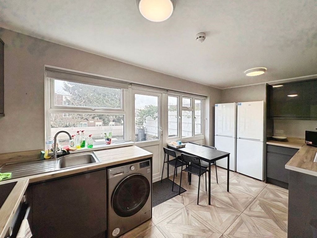 Property photo 3 of 8 Kitchen