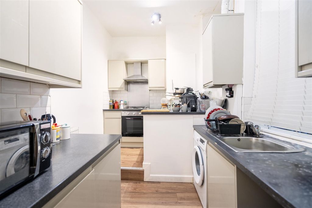 Property photo 3 of 6 Kitchen