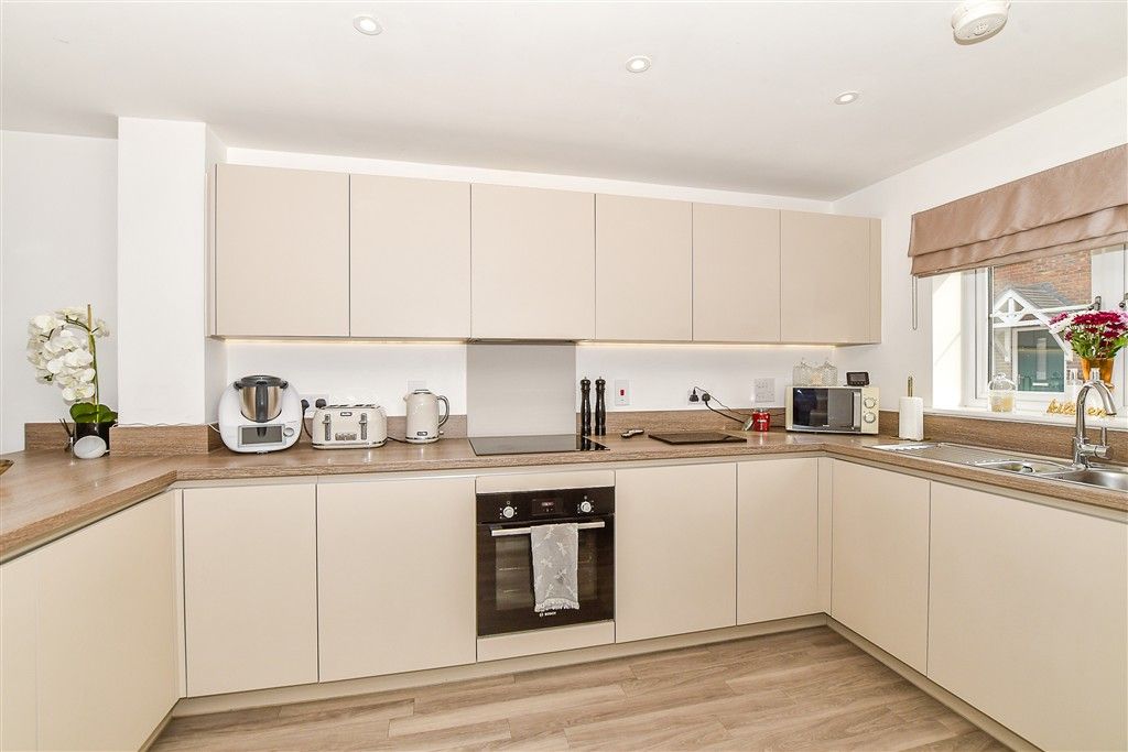 Property photo 3 of 11 Kitchen