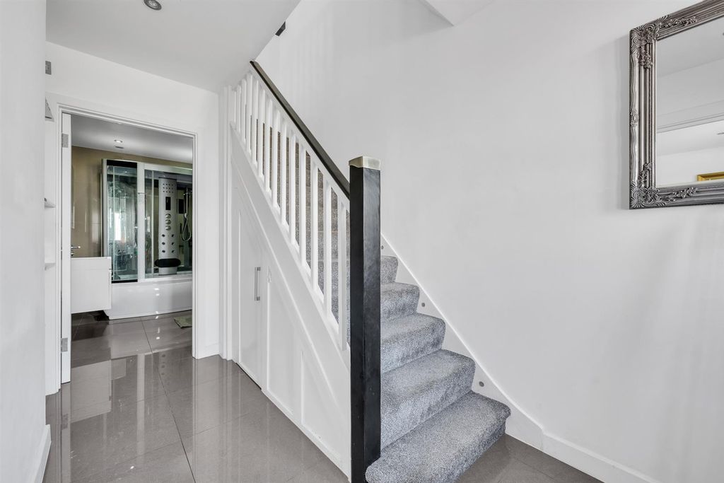 Property photo 2 of 21 Entrance Hall