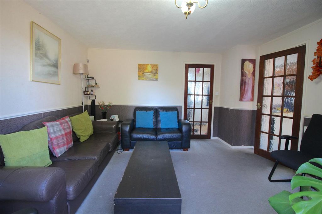 Property photo 2 of 11 Lounge