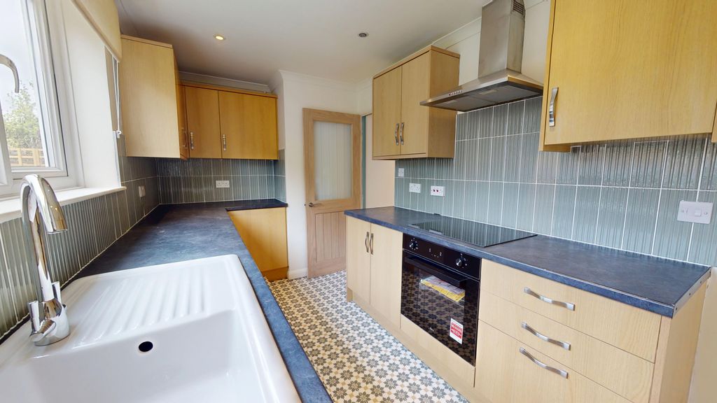 Property photo 3 of 12 Astor-Close-Kitchen-2