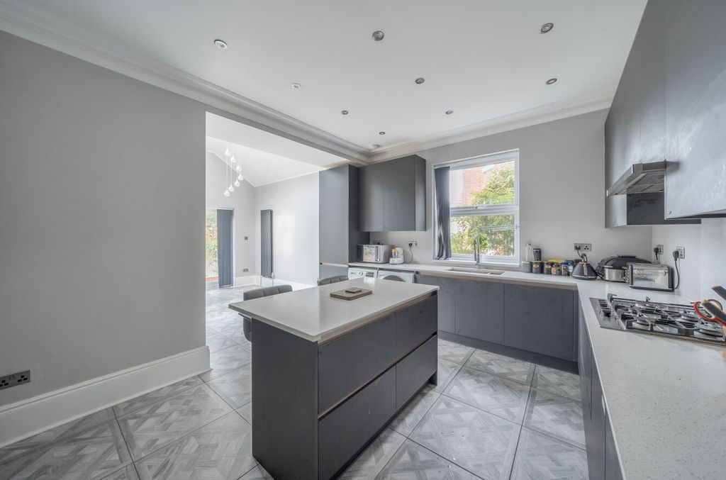 Property photo 3 of 15 1358134-10-68d3Ea...