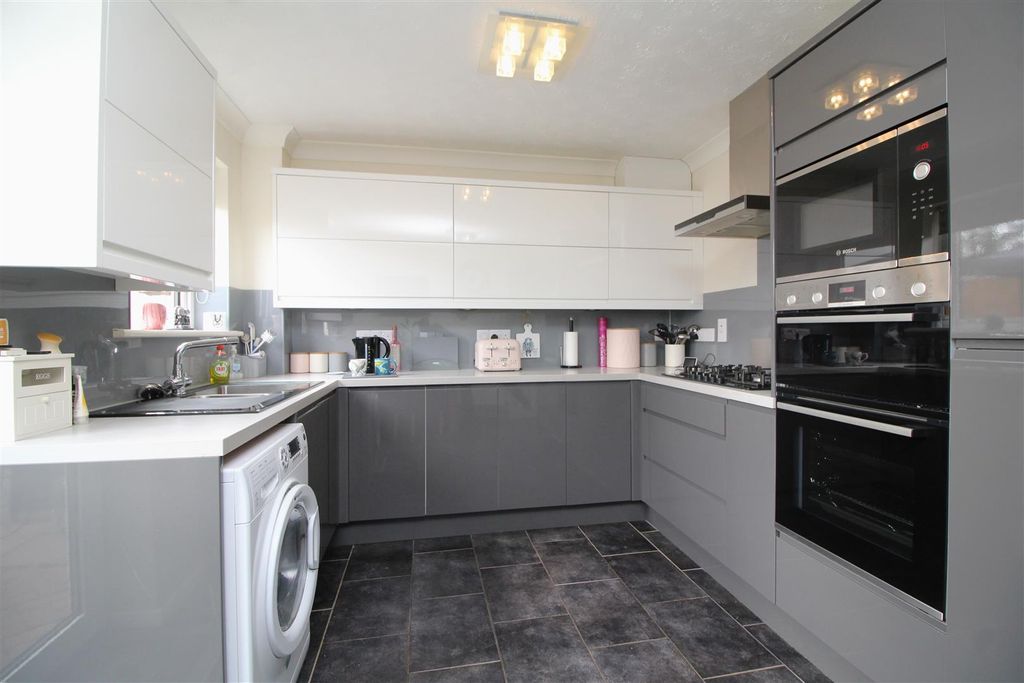 Property photo 2 of 11 Kitchen .Jpg