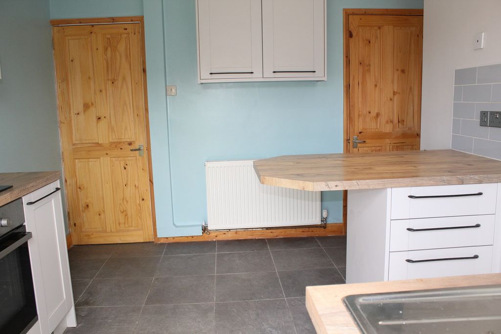 Property photo 3 of 9 Fitted Kitchen Picture 2