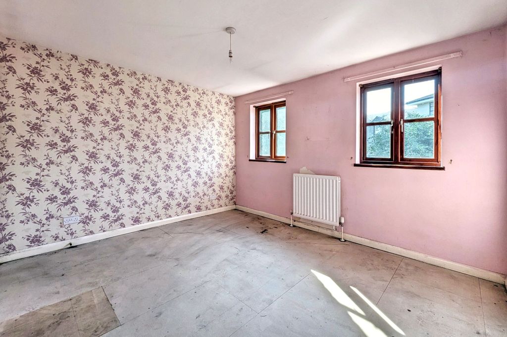 Property photo 3 of 17 2 Pownsett Terrace, Ilford, Essex Ig1 2Sw